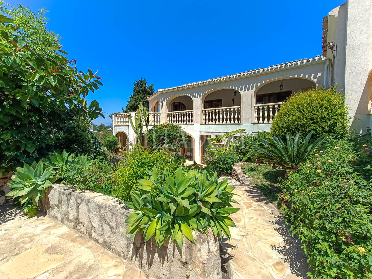 Mansion with a large plot and privacy for sale in Javea, Toscal