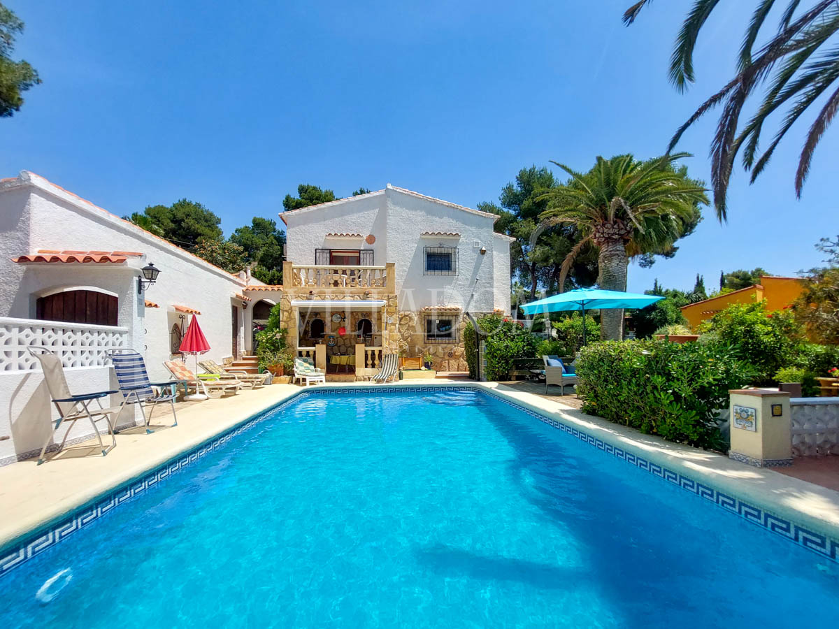 Attractive villa near the sea for sale in Javea