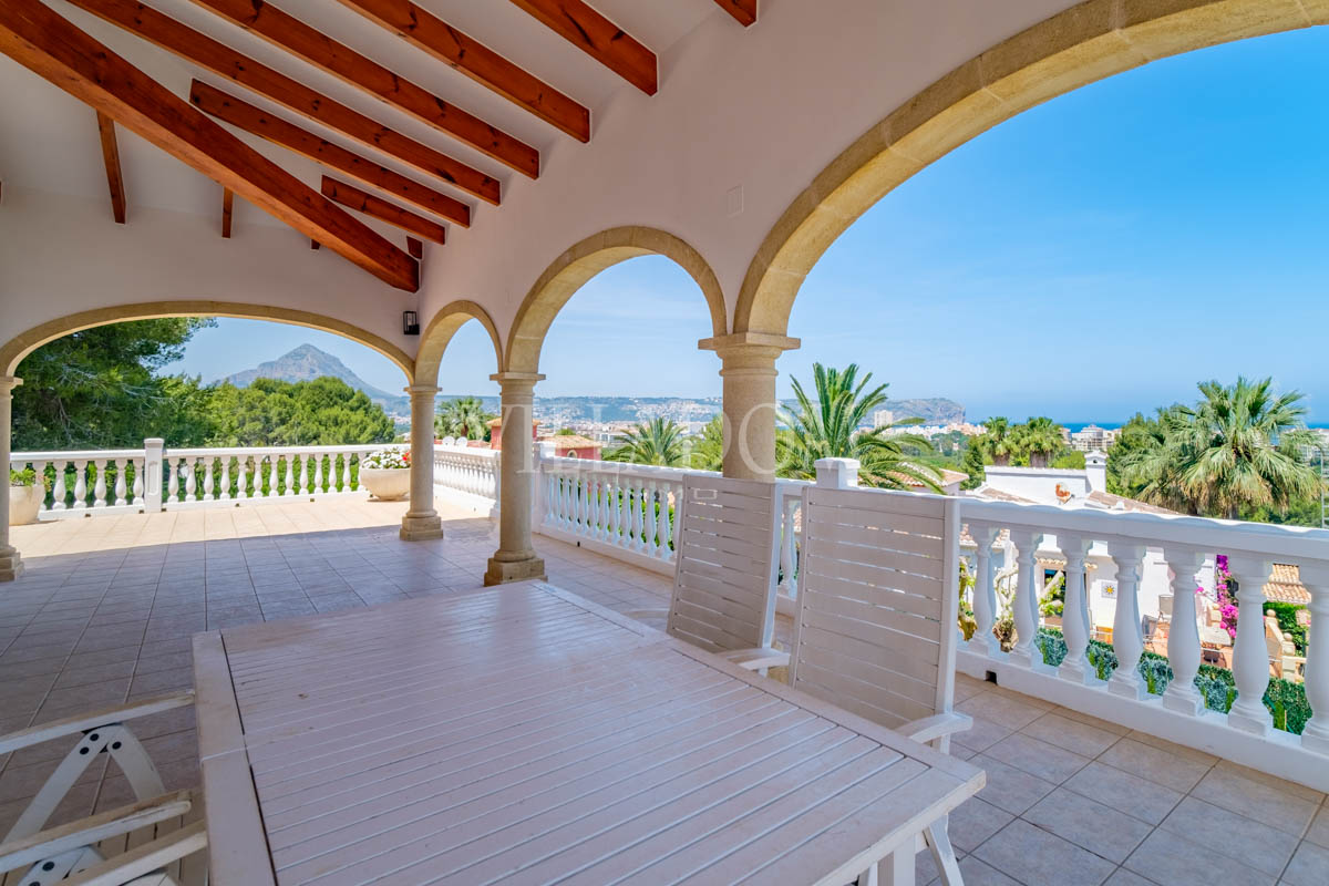 Villa with panoramic sea views very close to the beach Arenal Jávea