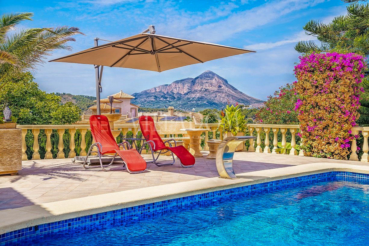 Luxury villa with breathtaking views to the sea for sale in Javea